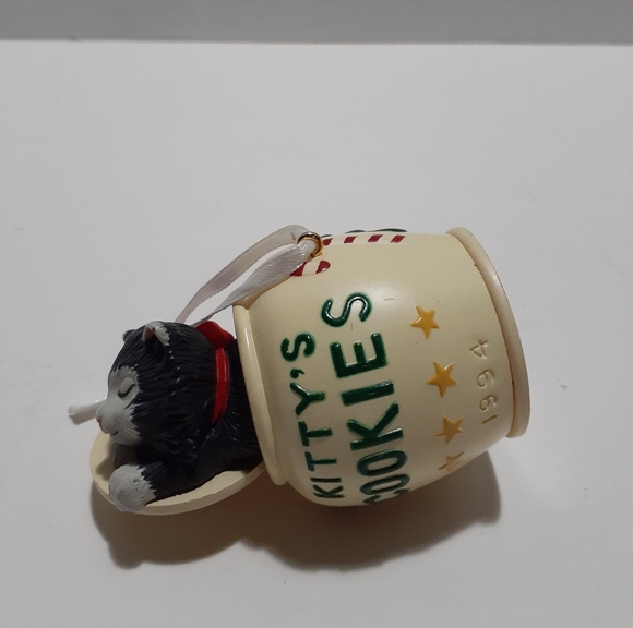 Vintage 1994 Hallmark "Kitty's Cookies" christmas Tree Ornament - Picture 2 of 3